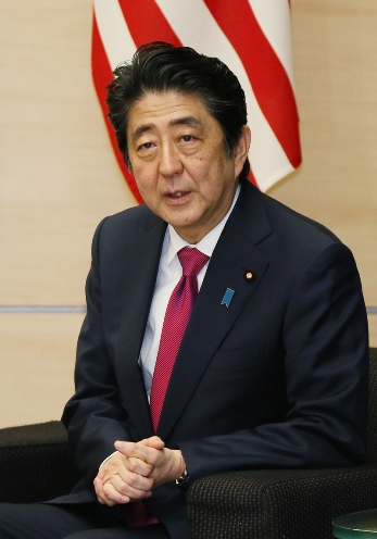 安倍总理在总理大臣官邸与美利坚合众国驻日本大使卡罗琳・肯尼迪举行了关于归还北部训练场归还过半土地的日美共同发布。