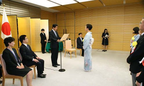 安倍总理出席了在总理大臣官邸举行的建设男女共同参与社会相关表彰仪式。