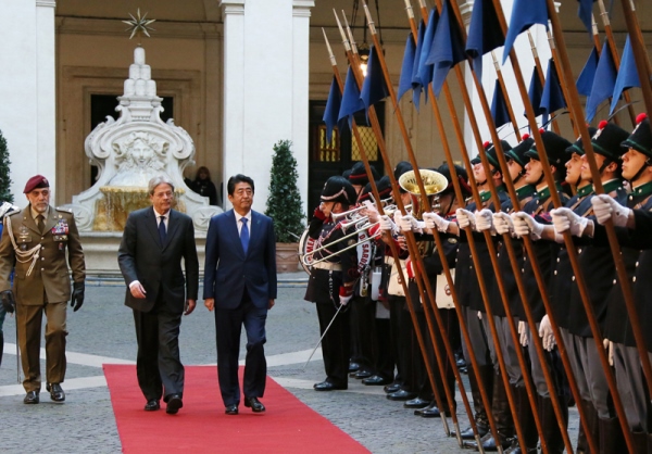 安倍总理访问了意大利共和国的罗马。