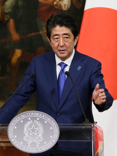 安倍总理访问了意大利共和国的罗马。