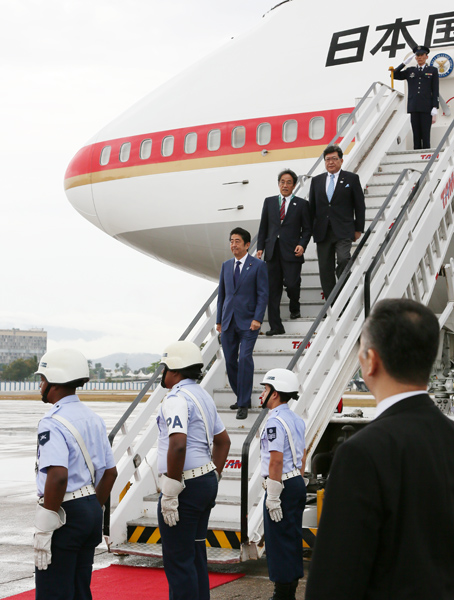 安倍总理为了出席第31届奥林匹克运动会闭幕式访问了巴西联邦共和国的里约热内卢。