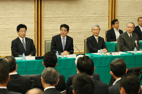 安倍总理在总理大臣官邸召开了第2次提高生产效率国民运动推进协商会。