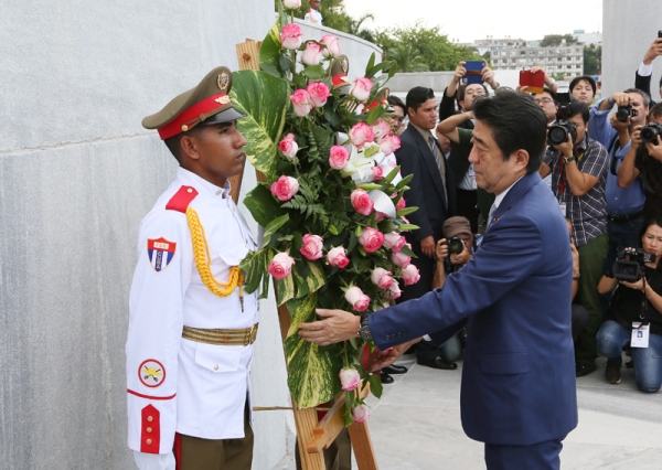 安倍总理访问了古巴共和国的哈瓦那。