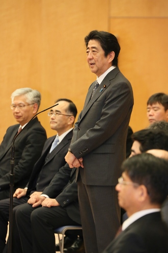 安倍总理出席了在总理大臣官邸召开的内阁及内阁府老员工表彰仪式。