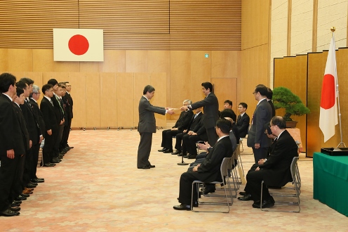 安倍总理出席了在总理大臣官邸召开的内阁及内阁府老员工表彰仪式。