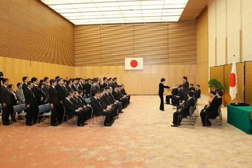 安倍总理出席了在总理大臣官邸召开的内阁及内阁府老员工表彰仪式。