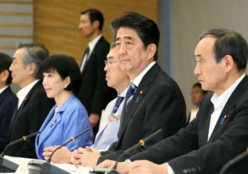 安倍总理在总理大臣官邸出席了有关每月例行经济报告等的相关阁僚会议。