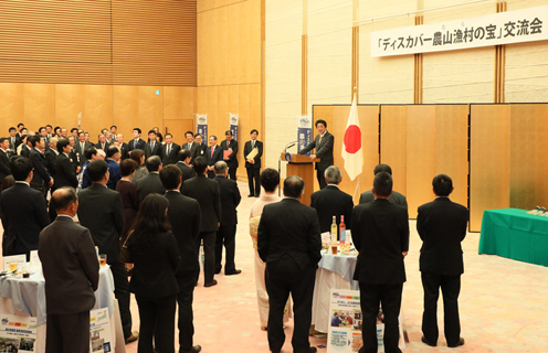 安倍总理出席了在总理大臣官邸举行的“寻找农山渔村至宝”交流会。