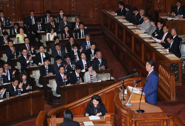 安倍总理在众议院及参议院全体会议上发表了第190届国会施政方针演说。