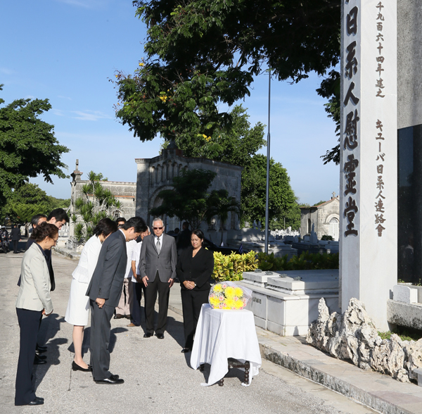 安倍总理访问了古巴共和国的哈瓦那。