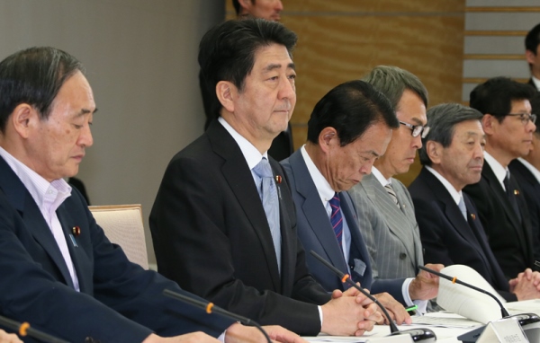 安倍总理在总理大臣官邸出席了有关每月例行经济报告等的相关阁僚会议。