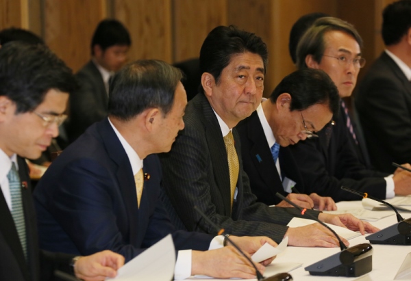 安倍总理在总理大臣官邸出席了有关每月例行经济报告等的相关阁僚会议。