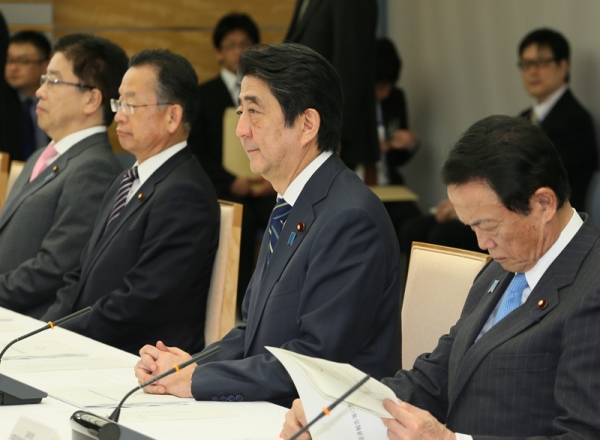 安倍总理在总理大臣官邸出席了有关每月例行经济报告等的相关阁僚会议。