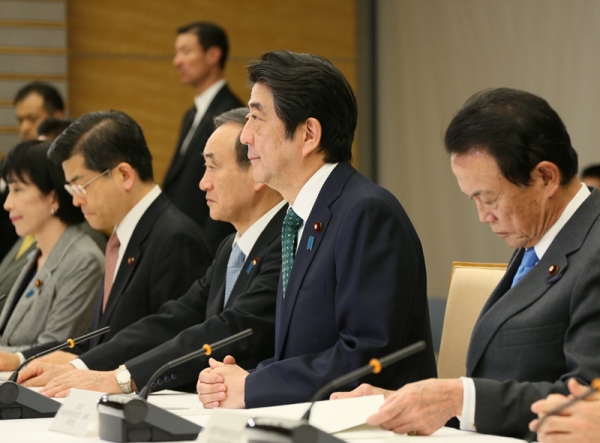 安倍总理在总理大臣官邸出席了有关每月例行经济报告等的相关阁僚会议。