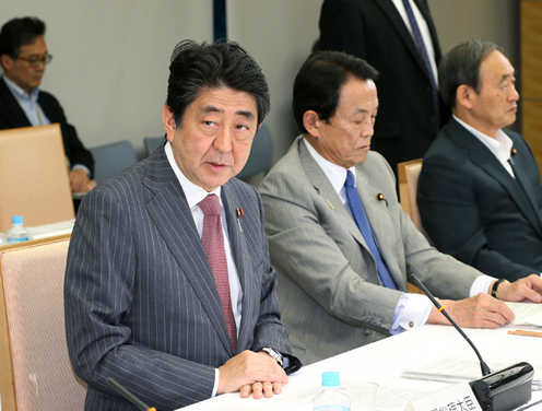 安倍总理在总理大臣官邸召开了2017年第8次经济财政咨询会议。