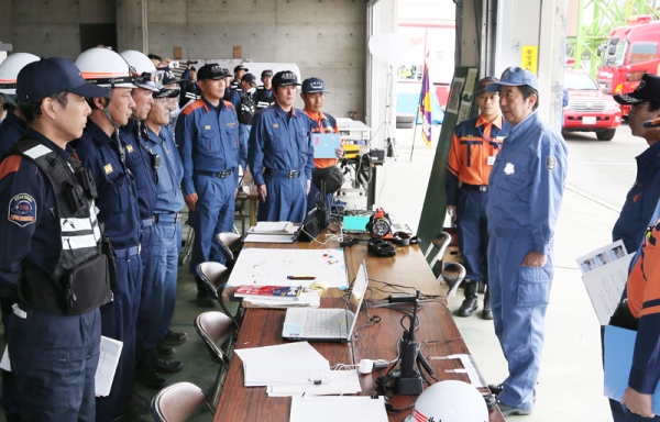 安倍总理为了视察熊本地震造成灾害状况，访问了熊本县。