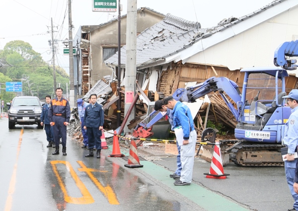 安倍总理为了视察熊本地震造成灾害状况，访问了熊本县。