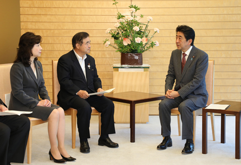 安倍总理在总理大臣官邸接受了自由民主党“网络安全对策推进议员联盟”的要求。