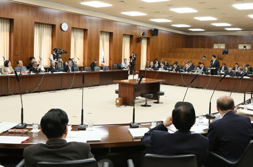 安倍总理出席了参议院总务委员会。