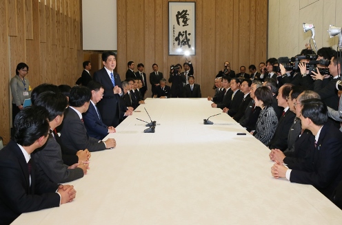 安倍总理在总理大臣官邸接受了教育再生首长会议代表的拜访。