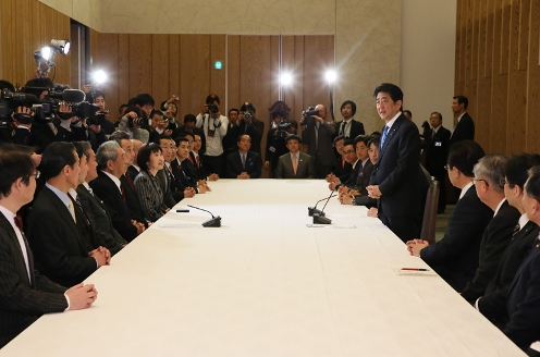 安倍总理在总理大臣官邸接受了教育再生首长会议代表的拜访。