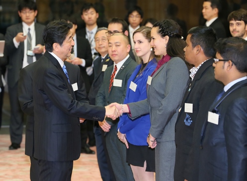 安倍总理在总理大臣官邸接受了世界青年之船参加者的拜会。