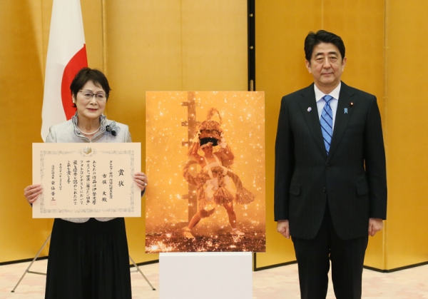 安倍总理在总理大臣官邸出席了伊势志摩峰会“想献给世界的日本”摄影大赛表彰仪式。