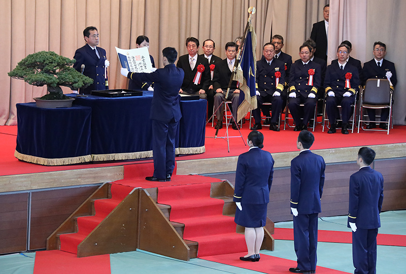 安倍总理出席了位于广岛县吴市的海上保安大学校的毕业典礼。