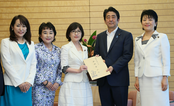 安倍总理在总理大臣官邸接受了自由民主党女性活跃推进本部的要求。