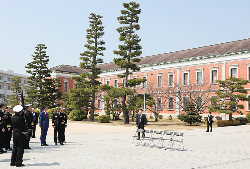 安倍总理视察了位于广岛县江田岛市的海上自卫队江田岛地区。