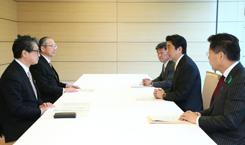 安倍总理在总理大臣官邸会见了日本劳动组合总联合会。