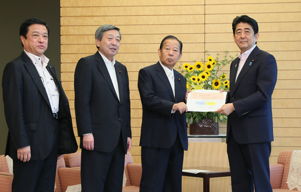 安倍总理在总理大臣官邸接受了自由民主党关于国土强韧化等的要求。