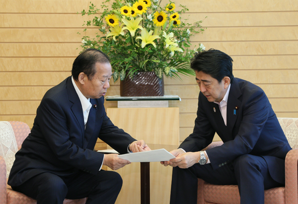 安倍总理在总理大臣官邸接受了自由民主党关于国土强韧化等的要求。