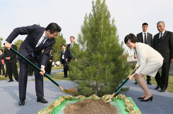 安倍总理访问了土库曼斯坦的阿什哈巴德。