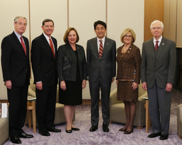 安倍总理在总理大臣官邸接受了美利坚合众国参议院议员黛比·菲舍尔一行的拜会。