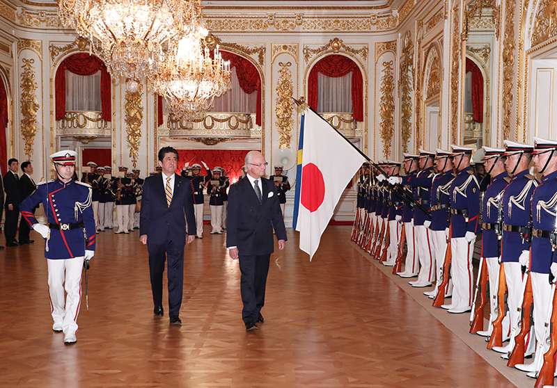 安倍总理在迎宾馆赤坂离宫与瑞典王国国王卡尔十六世古斯塔夫国王陛下及希尔维亚王妃陛下进行恳谈，并举办了晚餐会。