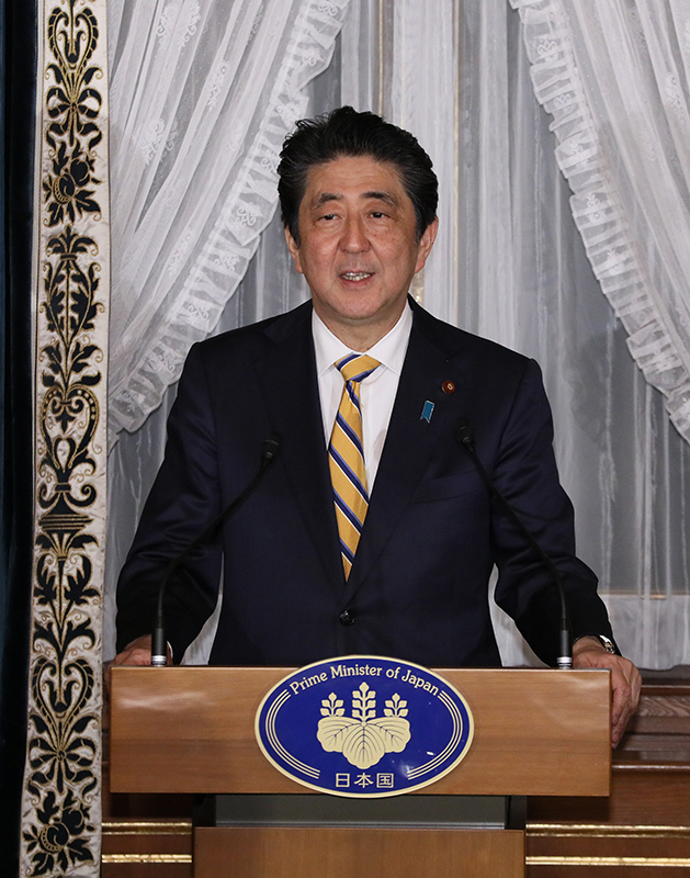 安倍总理在迎宾馆赤坂离宫与瑞典王国国王卡尔十六世古斯塔夫国王陛下及希尔维亚王妃陛下进行恳谈，并举办了晚餐会。