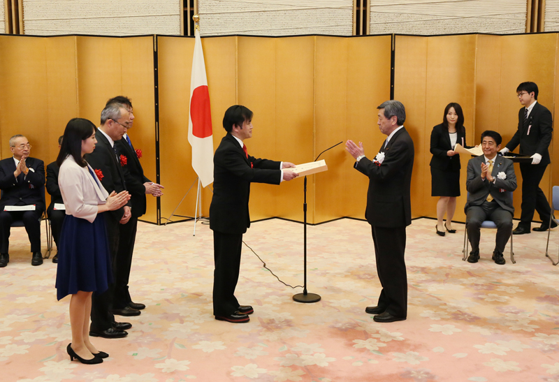 安倍总理在总理大臣官邸出席了第2届日本风险企业大奖表彰仪式。