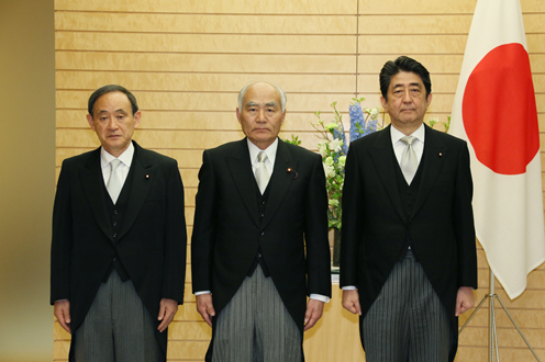 安倍总理向吉野正芳国务大臣递交了复兴大臣及福岛核电站事故再生总括担当任命书。