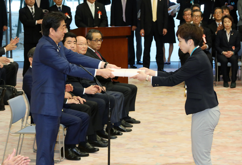 安倍总理邀请平昌冬季奥林匹克运动会与残疾人奥运会日本代表选手团来到总理大臣官邸，并举行了感谢状颁发仪式等。