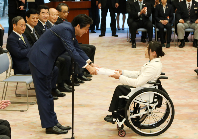 安倍总理邀请平昌冬季奥林匹克运动会与残疾人奥运会日本代表选手团来到总理大臣官邸，并举行了感谢状颁发仪式等。