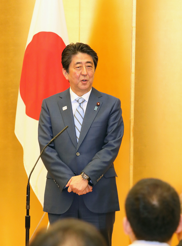 安倍总理邀请平昌冬季奥林匹克运动会与残疾人奥运会日本代表选手团来到总理大臣官邸，并举行了感谢状颁发仪式等。