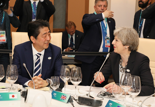 安倍总理为了出席G7陶尔米纳峰会访问了意大利共和国。