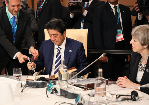 安倍总理为了出席G7陶尔米纳峰会访问了意大利共和国。