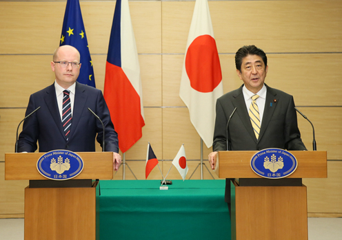 安倍总理在总理大臣官邸与捷克共和国总理博胡斯拉夫·索博特卡举行了首脑会谈等。