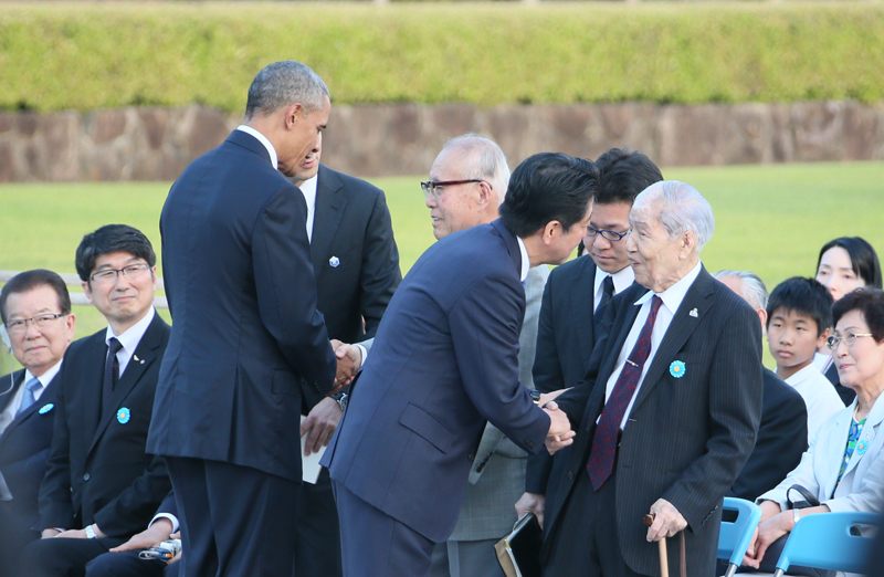 安倍总理与美利坚合众国总统贝拉克・奥巴马一同访问了广岛县广岛市的和平纪念公园。