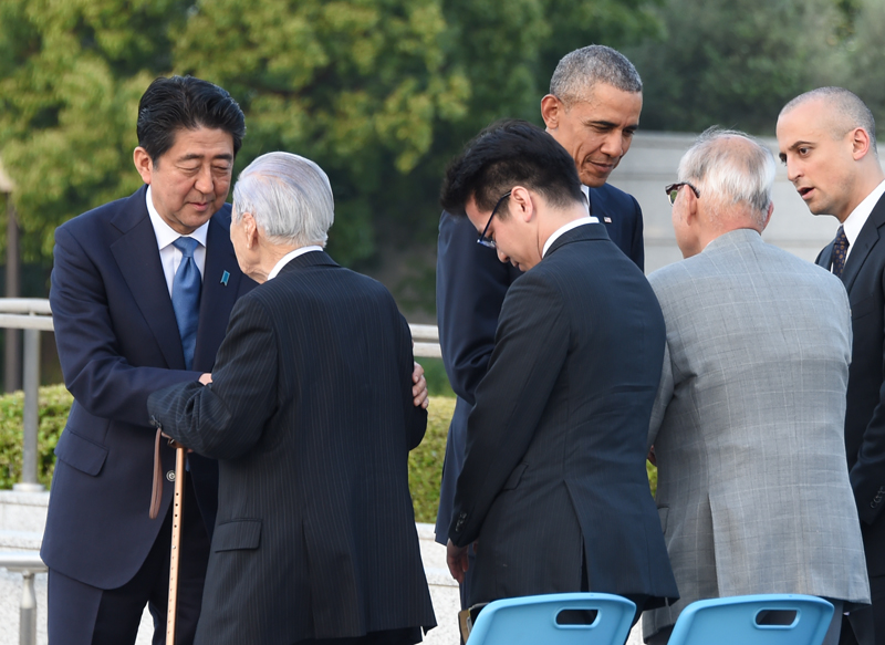 安倍总理与美利坚合众国总统贝拉克・奥巴马一同访问了广岛县广岛市的和平纪念公园。