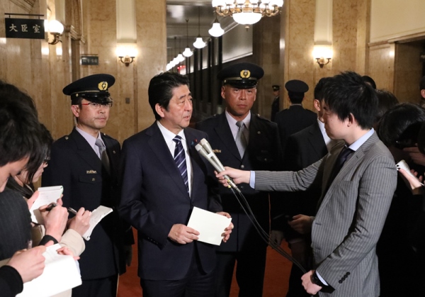 安倍总理在国会内举行了关于2017年度预算的记者会。