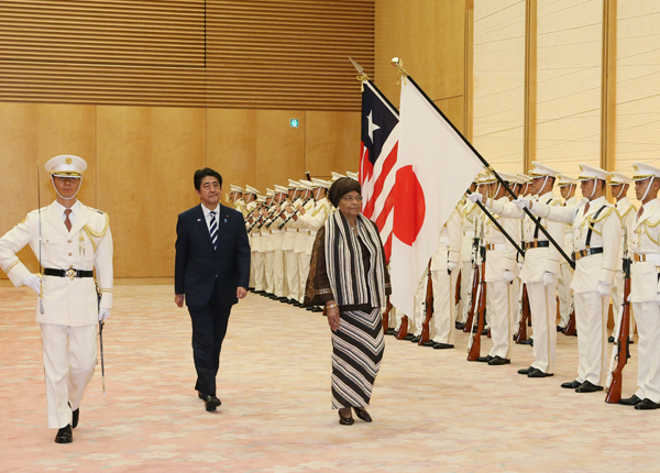 安倍总理在总理大臣官邸与利比里亚共和国总统埃伦·约翰逊·瑟利夫举行了首脑会谈等。