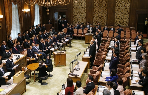 安倍总理出席了参议院预算委员会、财务金融委员会及全体会议。